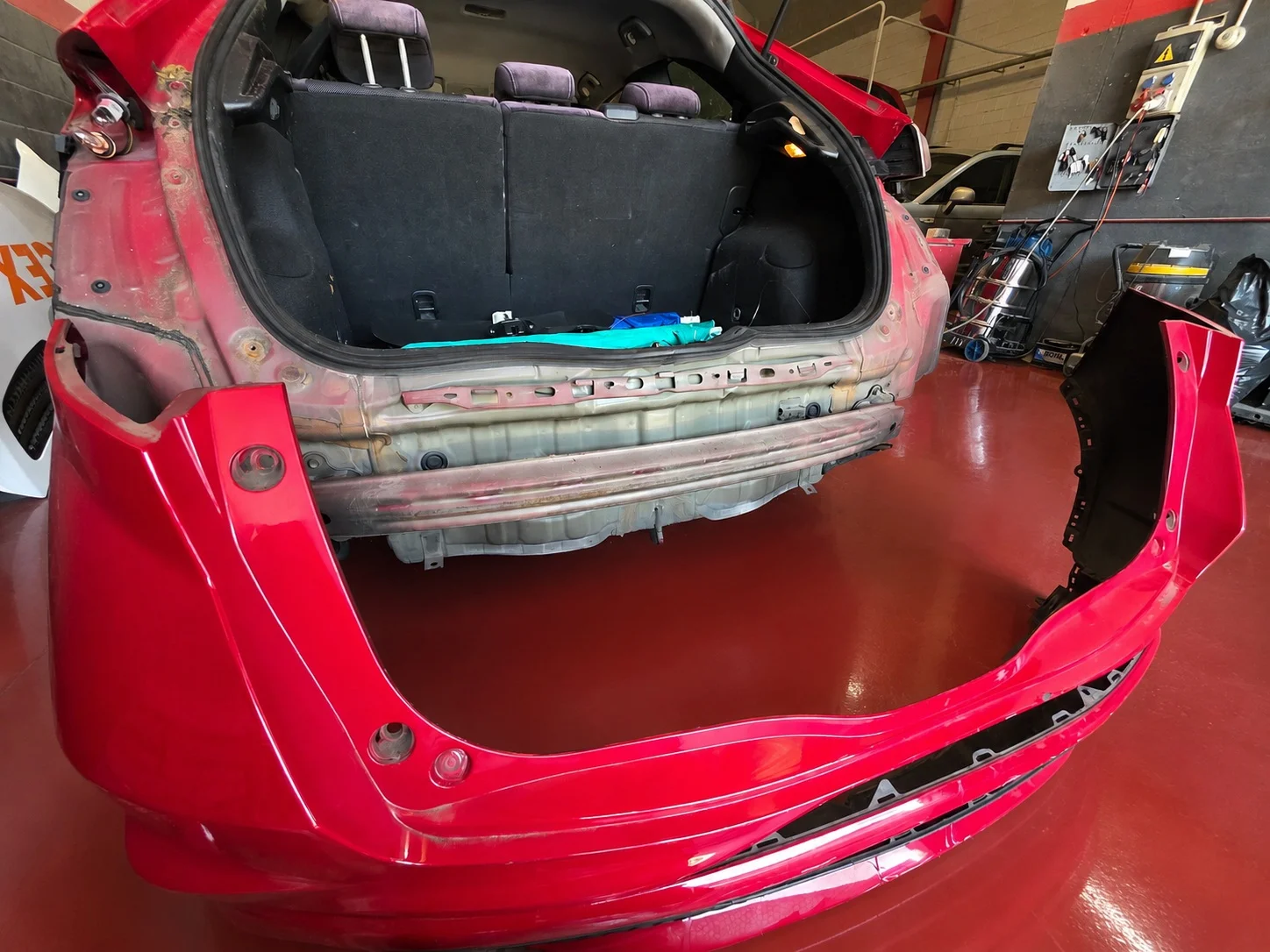 Vehículo con daños de carrocería antes de la reparación en Talleres Sofian