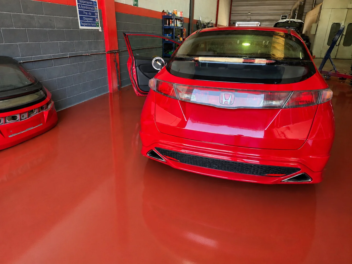 Acabado final después de la reparación y pintura del vehículo